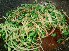 加生抽，盐调味，快速翻炒出锅。