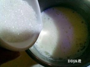 加入余下二分之一的砂糖，再进行打发