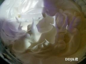 一直打到硬性发泡，提起打蛋器，容器里的蛋白霜呈小尖沟状态