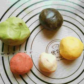 牛奶桃山皮分别加抹茶粉，可可粉，红曲粉，南瓜粉少许和成彩色面团，没有的直接加色素也可以，或者直接买彩色的桃山皮