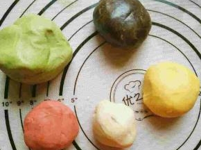 牛奶桃山皮分别加抹茶粉，可可粉，红曲粉，南瓜粉少许和成彩色面团，没有的直接加色素也可以，或者直接买彩色的桃山皮