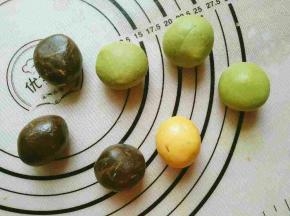 桃山皮，馅料每个分别都是20克挫圆备用