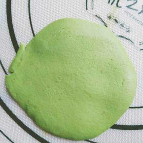 用手将饼皮轻轻按成中间厚边上稍薄的饼皮