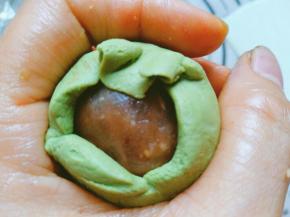 放入20克馅用虎口慢慢往上收拢饼皮