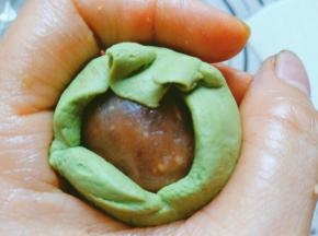 放入20克馅用虎口慢慢往上收拢饼皮