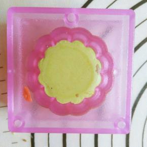 放入阳晨和果子模具按压，月饼成型