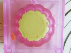 放入阳晨和果子模具按压，月饼成型