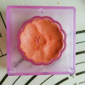 如果想做混色的。可以先如图将一块彩色饼皮按压在模具内花瓣位置