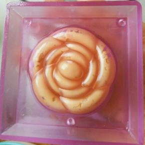 再放入一个月饼至阳晨和果子模具压模。然后轻松脱模