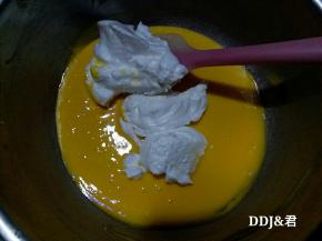 蛋白霜分三次加入蛋黄糊内，翻拌切拌均匀。。蛋糕糊就做好了