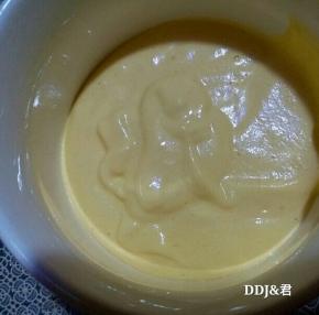 用个干净的容器，分三分之一的蛋糕糊出来