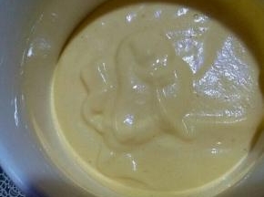 用个干净的容器，分三分之一的蛋糕糊出来