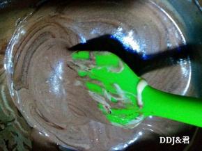 再用余下二分之一的蛋糕糊和可可糊翻拌均匀