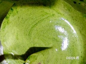 剩下的蛋糕糊加菠菜泥进去翻拌均匀