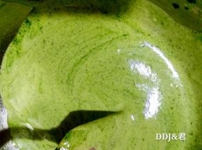 剩下的蛋糕糊加菠菜泥进去翻拌均匀