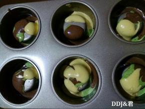 用勺子分别把三种蛋糕糊舀到模具内