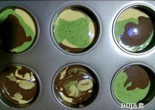 全部装进去后，震下模具，震出气泡