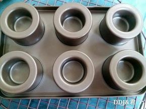 烤箱150度，烘烤30分钟。出炉后震模，再倒扣在冷却架上