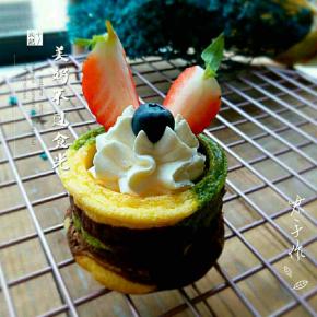 挤上奶油，放上水果。。是不是都美美的？