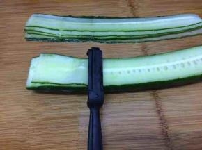 黄瓜洗净，去掉两头，用刮皮刀刮成薄片