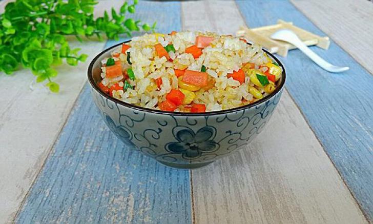 时蔬蛋炒饭
