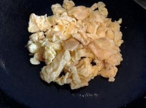 鸡蛋打散  炒至8分熟  捞出备用