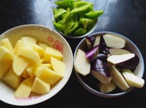 土豆和茄子切滚刀块   青辣椒切小片  茄子可以撒点淀粉减少吸油