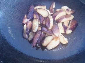再倒入适量油  将茄子炸至微黄  出油即可捞出