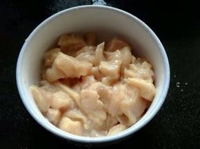 鸡肉切方丁  加入料酒  玉米淀粉  白胡椒粉抓匀  腌制15分钟