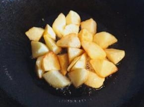 锅内倒入油  待油热后放入土豆煎炸至金黄捞出