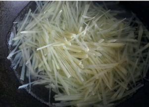 土豆去皮切细丝  然后放入清水浸泡洗净淀粉     再放入沸水中焯一分钟捞出用冷水冲一下沥干水