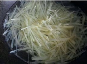 土豆去皮切细丝  然后放入清水浸泡洗净淀粉     再放入沸水中焯一分钟捞出用冷水冲一下沥干水
