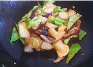 留少许底油  爆香葱白和姜片  然后倒入青椒  茄子  土豆翻炒  倒入调料汁炒匀  撒上蒜末即可~