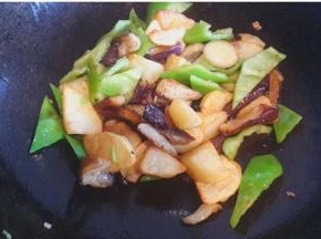 留少许底油  爆香葱白和姜片  然后倒入青椒  茄子  土豆翻炒  倒入调料汁炒匀  撒上蒜末即可~