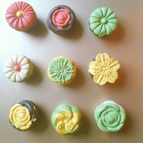 按照自己喜欢的颜色形状搭配做完所有月饼