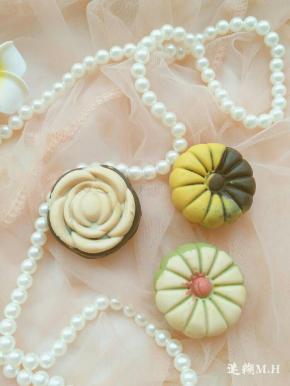 烤箱提前预热，月饼表面喷少量水，160度12分钟出炉