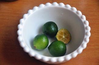 将小青柠用盐水搓洗干净，对半切开去籽。