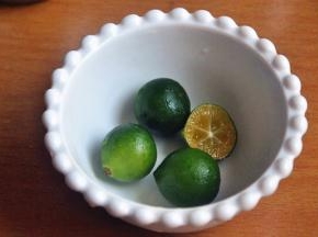 将小青柠用盐水搓洗干净，对半切开去籽。