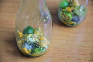 将青柠汁挤入杯中，然后投入青柠，一个杯中投2个，怕酸的话倒入适量的蜂蜜，也可以不放。