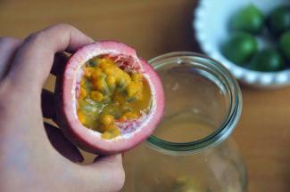 切开一个百香果，倒入杯中。