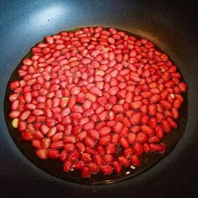 锅中加入适量油，油温6成时加入晾干的花生，小火不听的翻炒。