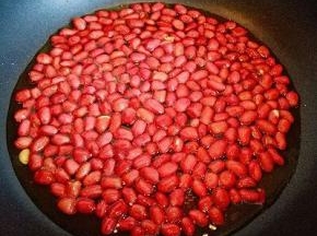 锅中加入适量油，油温6成时加入晾干的花生，小火不听的翻炒。