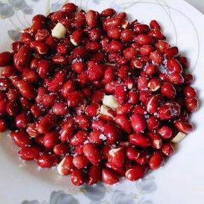 将淋好油的花生装入盘中，撒上糖拌均匀即可(可以根据自己喜欢，撒盐也可以)