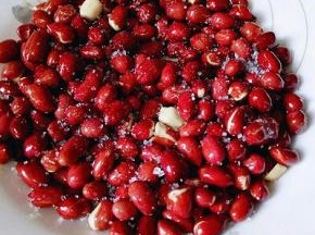 将淋好油的花生装入盘中，撒上糖拌均匀即可(可以根据自己喜欢，撒盐也可以)