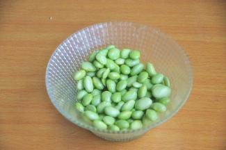准备材料，现剥的新鲜毛豆。