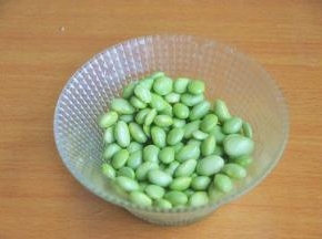 准备材料，现剥的新鲜毛豆。