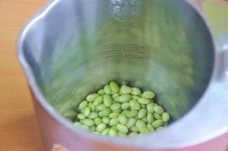 倒入豆浆机中。