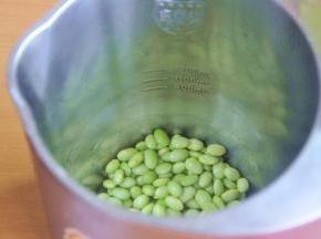 倒入豆浆机中。