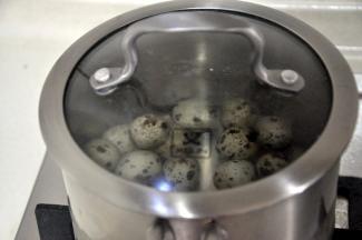 将鹌鹑蛋洗净，水煮10分钟放凉备用。