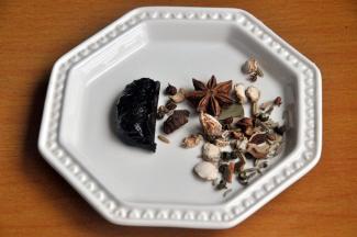 准备卤料，我用了一小块卤膏，可以在超市买或者网购，卤出来的味更正。